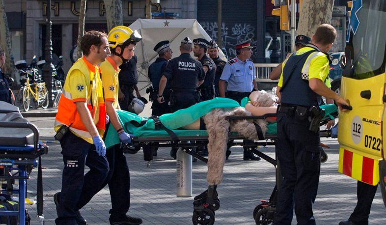 Van crashes into crowd in Barcelona; many casualties