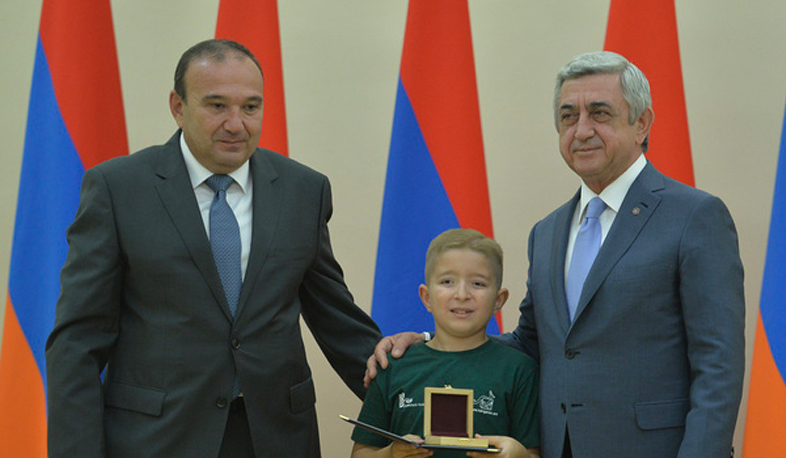 President receives schoolchildren and young people with high academic performance