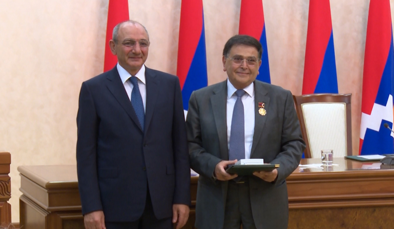 Bako Sahakyan sings order on high state awards