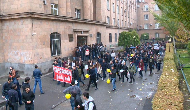 Students march against elimination of military service postponement