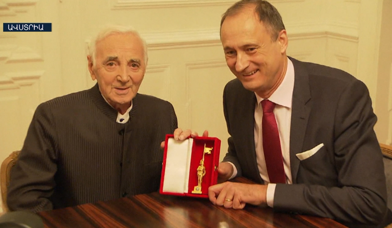 Charles Aznavour awarded in Vienna with golden statue