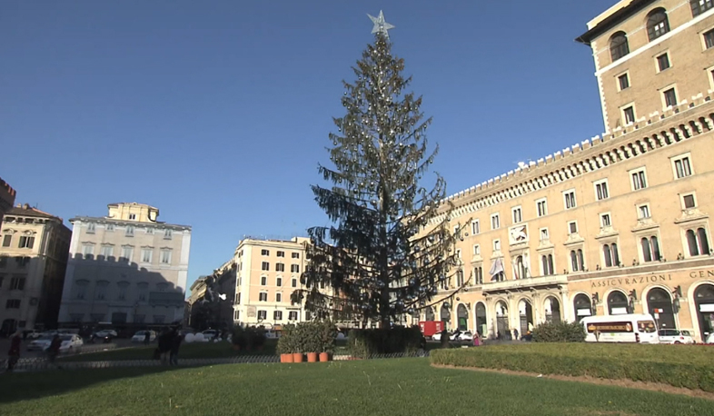 Rome Christmas Tree mocked around the world