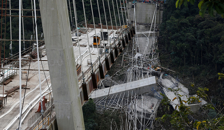 Motorway bridge collapses in Colombia