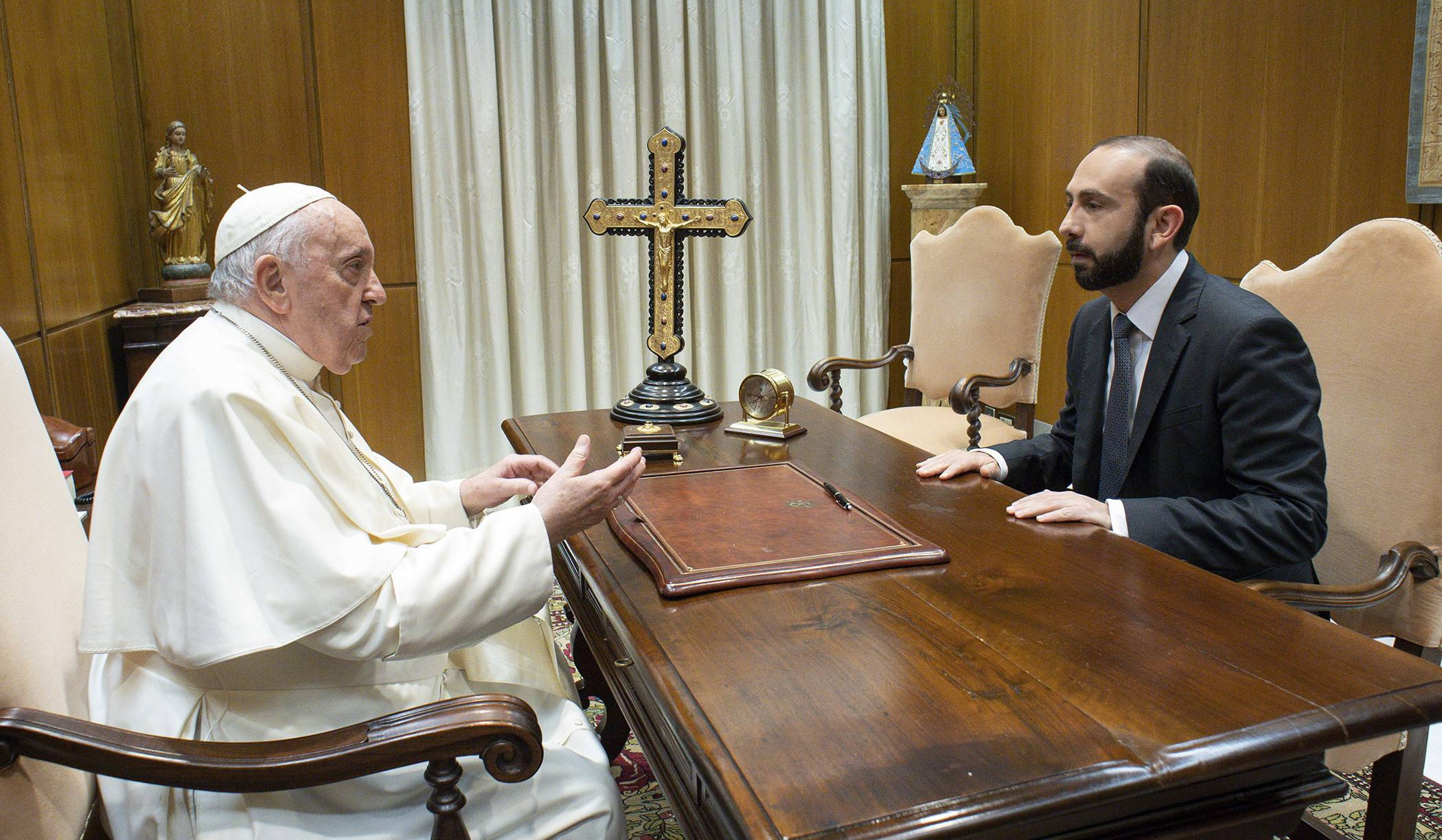 Minister of Foreign Affairs of Armenia meets the Pope in Vatican