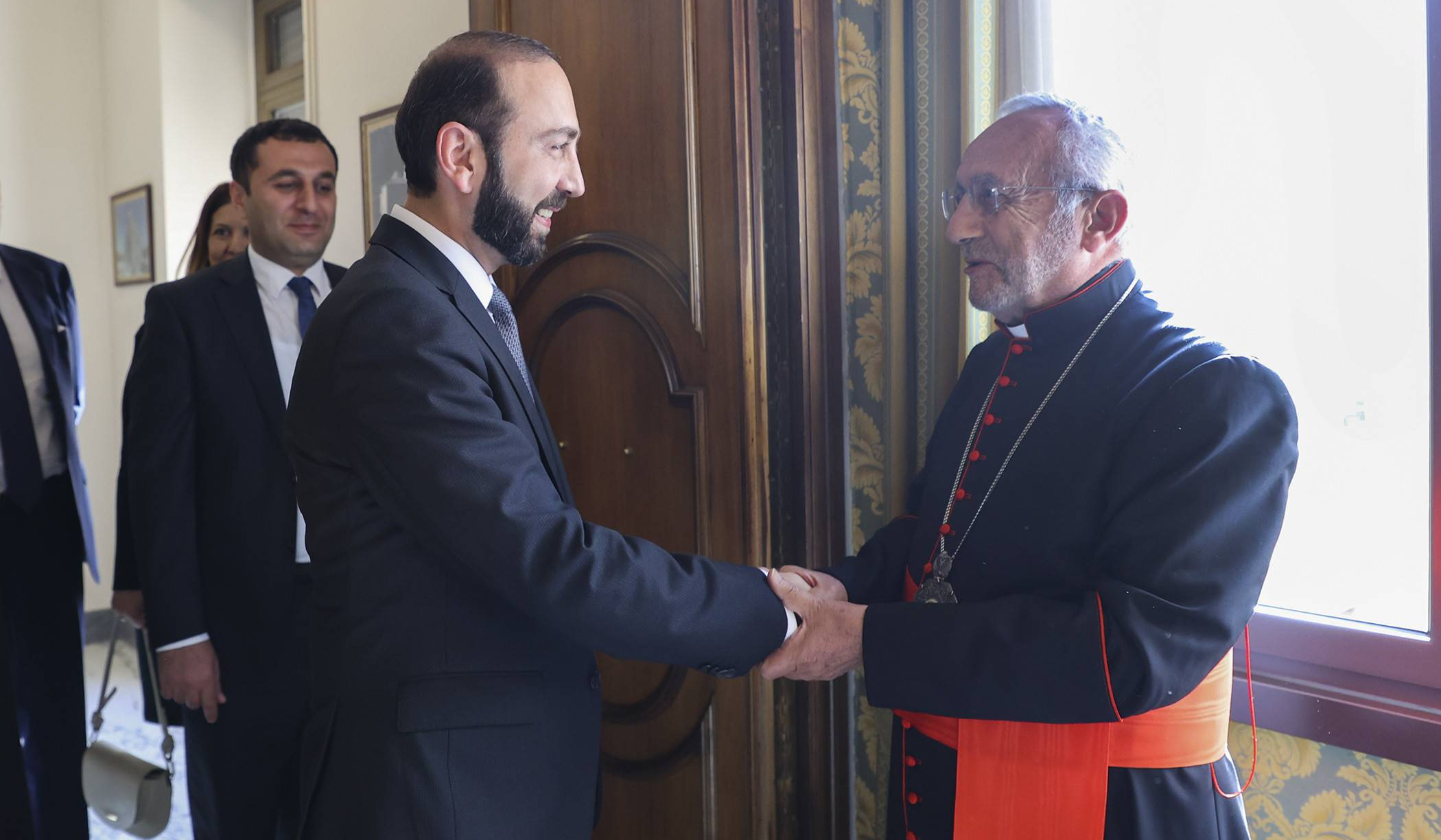 Ararat Mirzoyan met with Patriarch Catholicos of Armenian Catholics of House of Cilicia