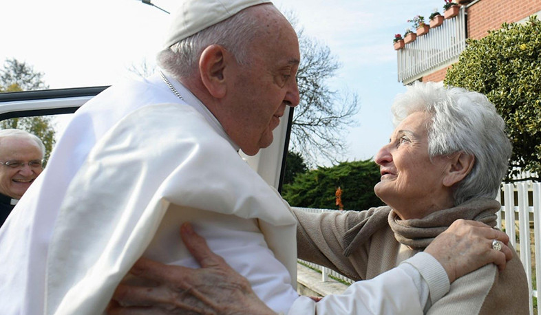 Visiting his family, pope celebrates feast of Christ King