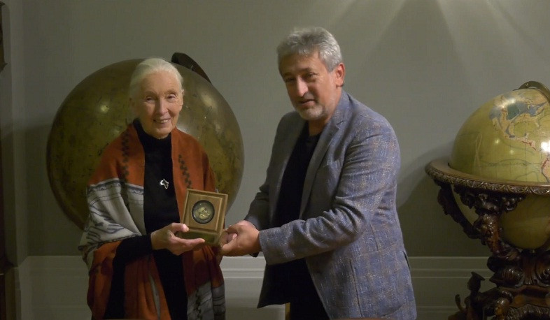 Jane Goodall awarded Stephen Hawking Award in London by Starmus co-founder Garik Israelian