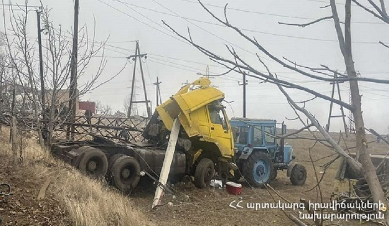 Գորիս-Շինուհայր ավտոճանապարհին բեռնատարը բախվել է էլեկտրասյանը