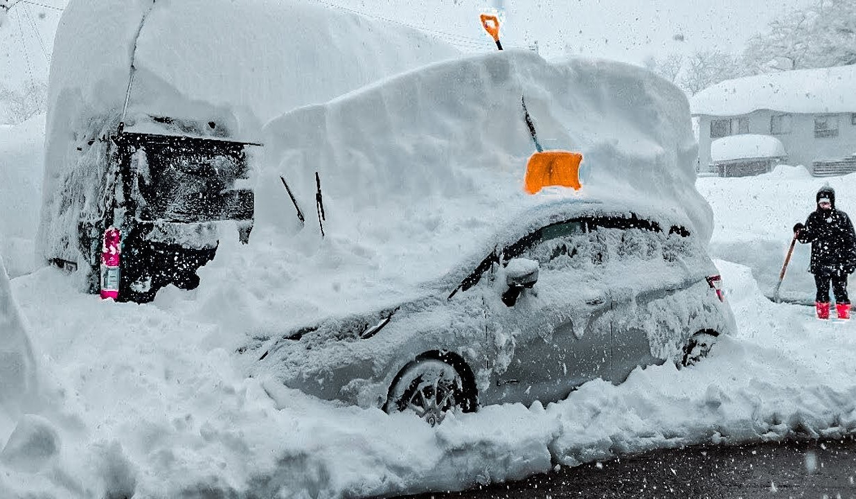 Heavy snow kills 8 in Japan, prompts weather officials to issue warning