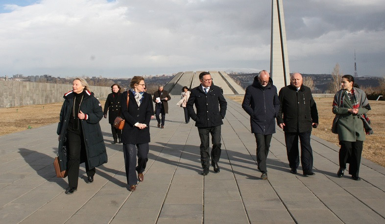 Fransanın keçmiş baş naziri Eduard Filip Erməni Soyqırımı Memorialını ziyarət edib