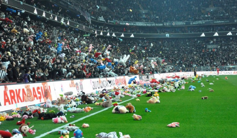 Türkiyədə futbol matçı zamanı vətəndaşlar hökumətin istefasını tələb ediblər