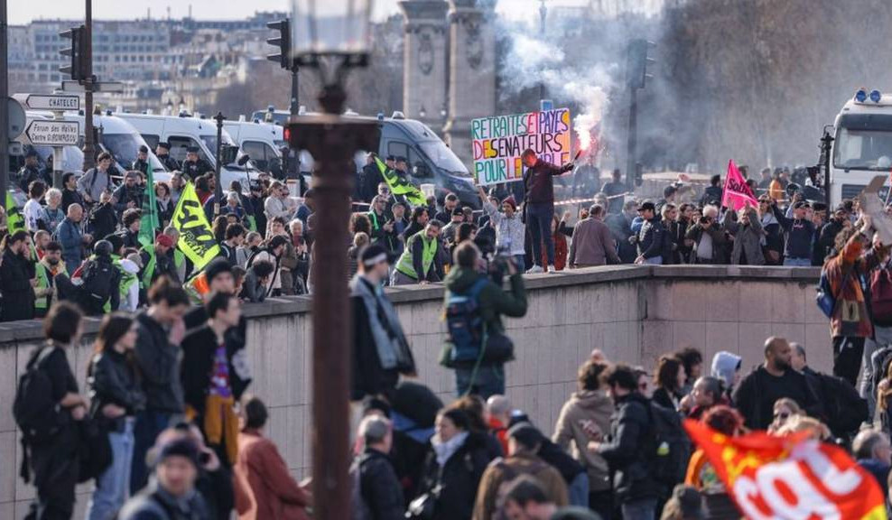 Во Франции митингующие потребовали отставки премьера из-за пенсионной реформы