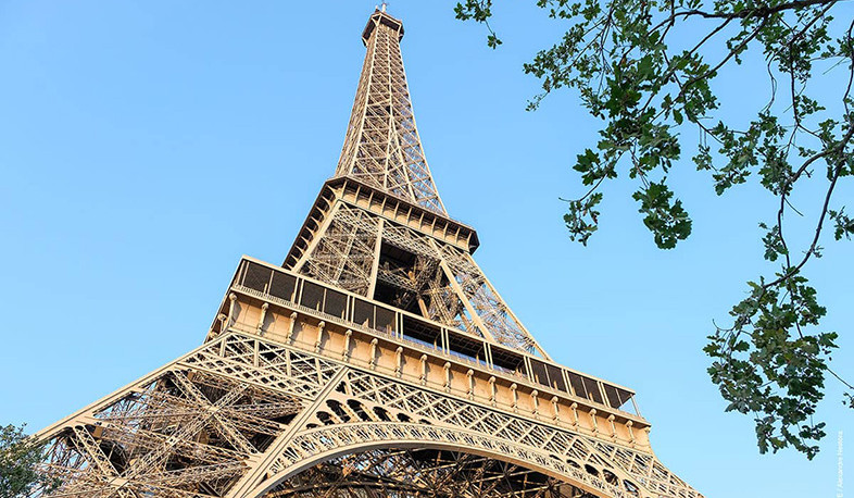 Doctors operated on a man on the Eiffel Tower after cardiac arrest