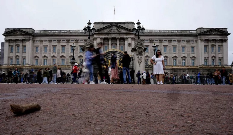 Man Arrested Outside Buckingham Palace, Police Conduct Controlled Explosion