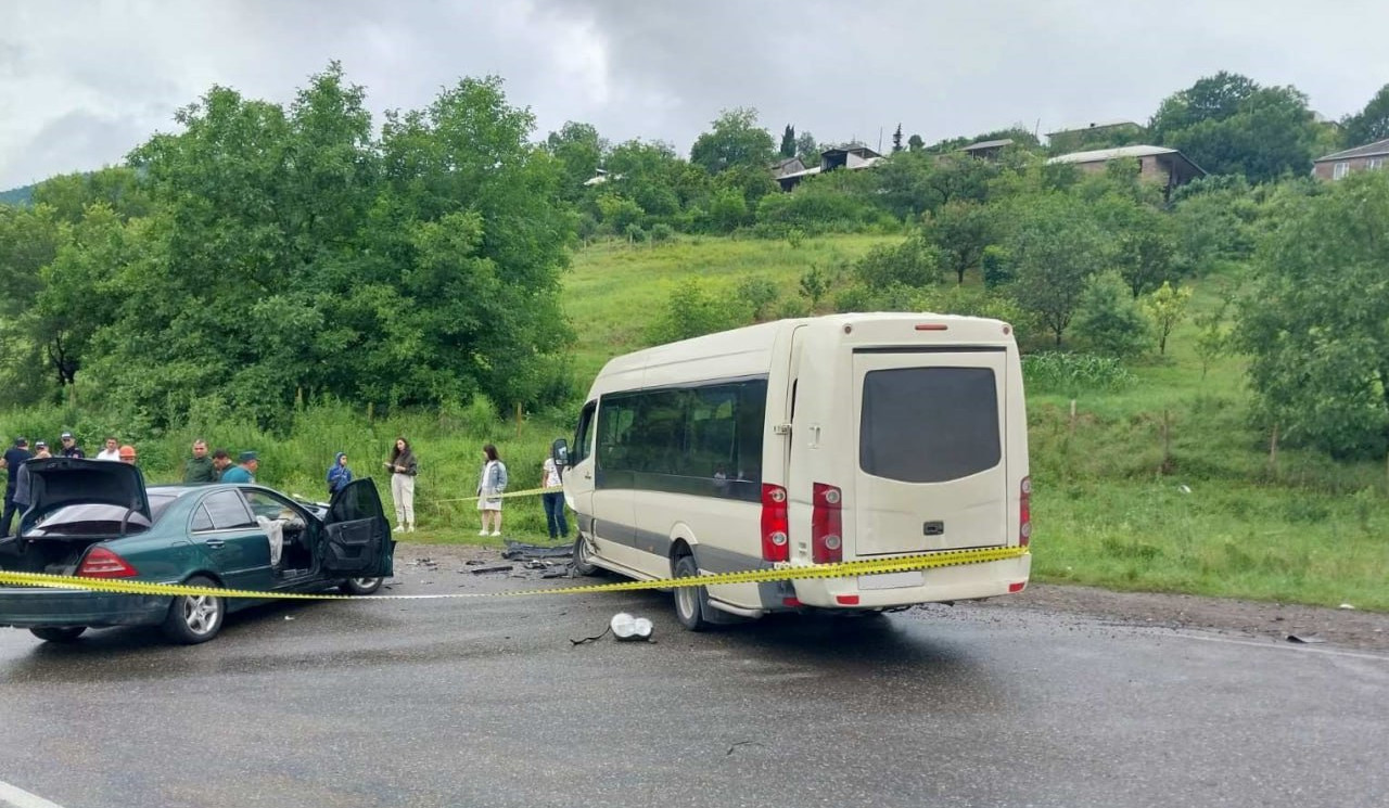 Իջևան-Նոյեմբերյան ճանապարհին բախվել են Mercedes-Benz-ն ու միկրոավտոբուսը. 6 մարդ է հոսպիտալացվել