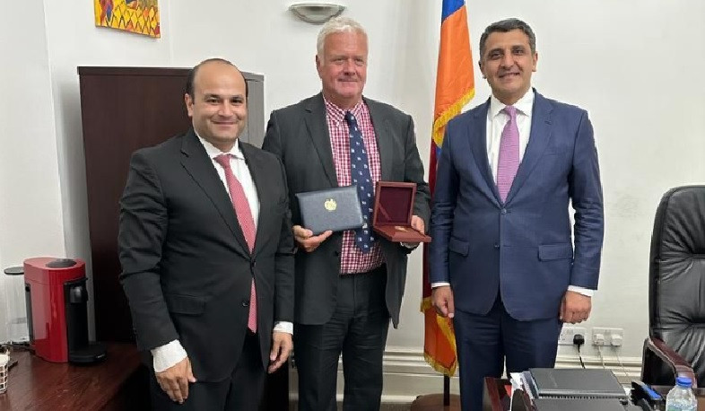 Narek Mkrtchyan presented Dr. Stephen Leonard Alexander Jeffery with commemorative medal of Armenia's Prime Minister