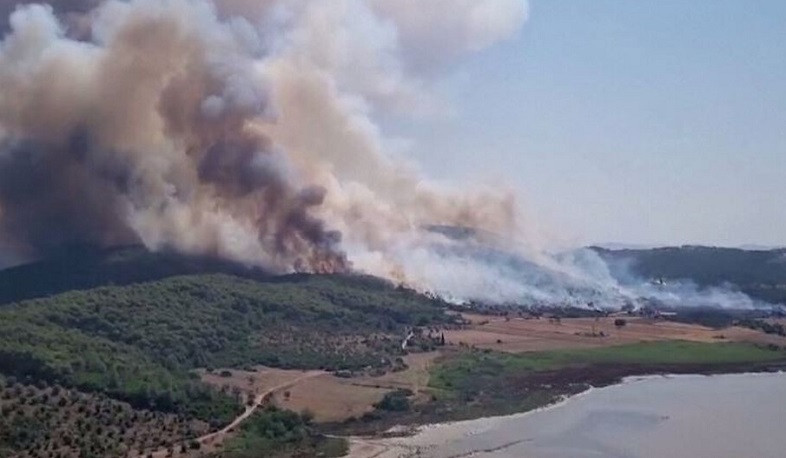 Firefighters battle to contain wildfire in Turkey's tourist peninsula