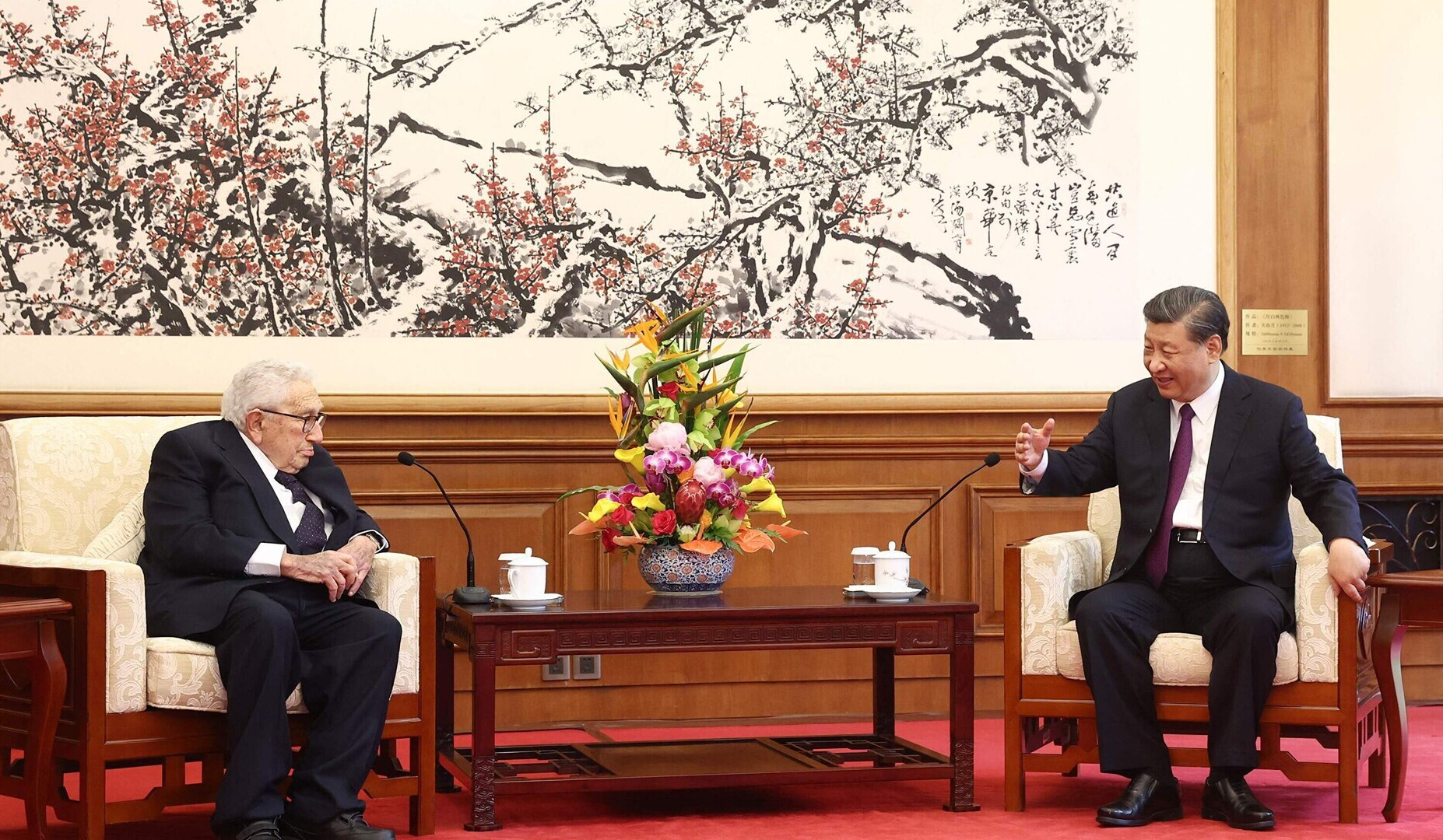 Xi meets with Henry Kissinger