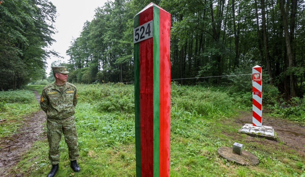 Polish Defense Minister briefs troops on Belarus border tensions, reinforcements