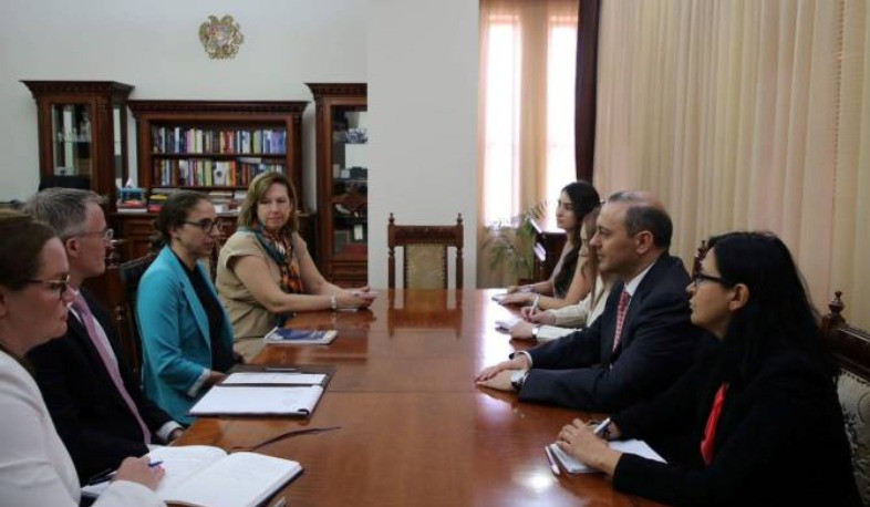 Təhlükəsizlik Şurasının katibi Sara Arkin və Damian Merfi ilə regional təhlükəsizlik məsələlərini müzakirə edib