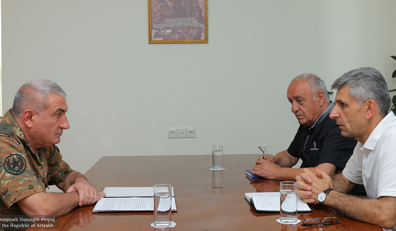 At meeting with Speaker of the Nagorno-Karabakh National Assembly, commander of Armed Forces referred to problems faced by army in current situation