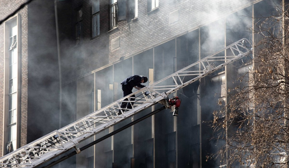 Число погибших при пожаре в многоэтажном доме в ЮАР возросло до 73