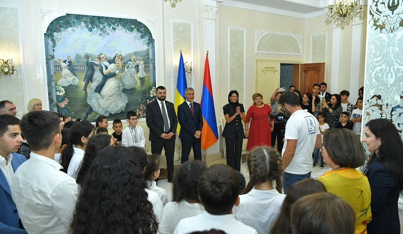 Anna Hakobyan met with representatives of Armenian community of Ukraine, gave gifts to Armenian children