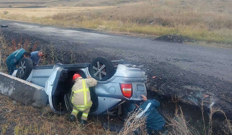 Երևան-Գյումրի ճանապարհին մեքենան դուրս է եկել երթևեկելի հատվածից և շրջվել