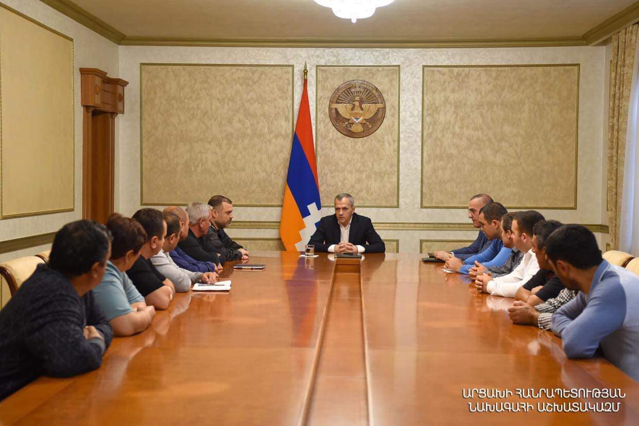 ԼՂ նախագահը Հադրութի շրջանից տեղահանված մի խումբ բնակիչների հետ քննարկել է նրանց սոցիալական խնդիրները