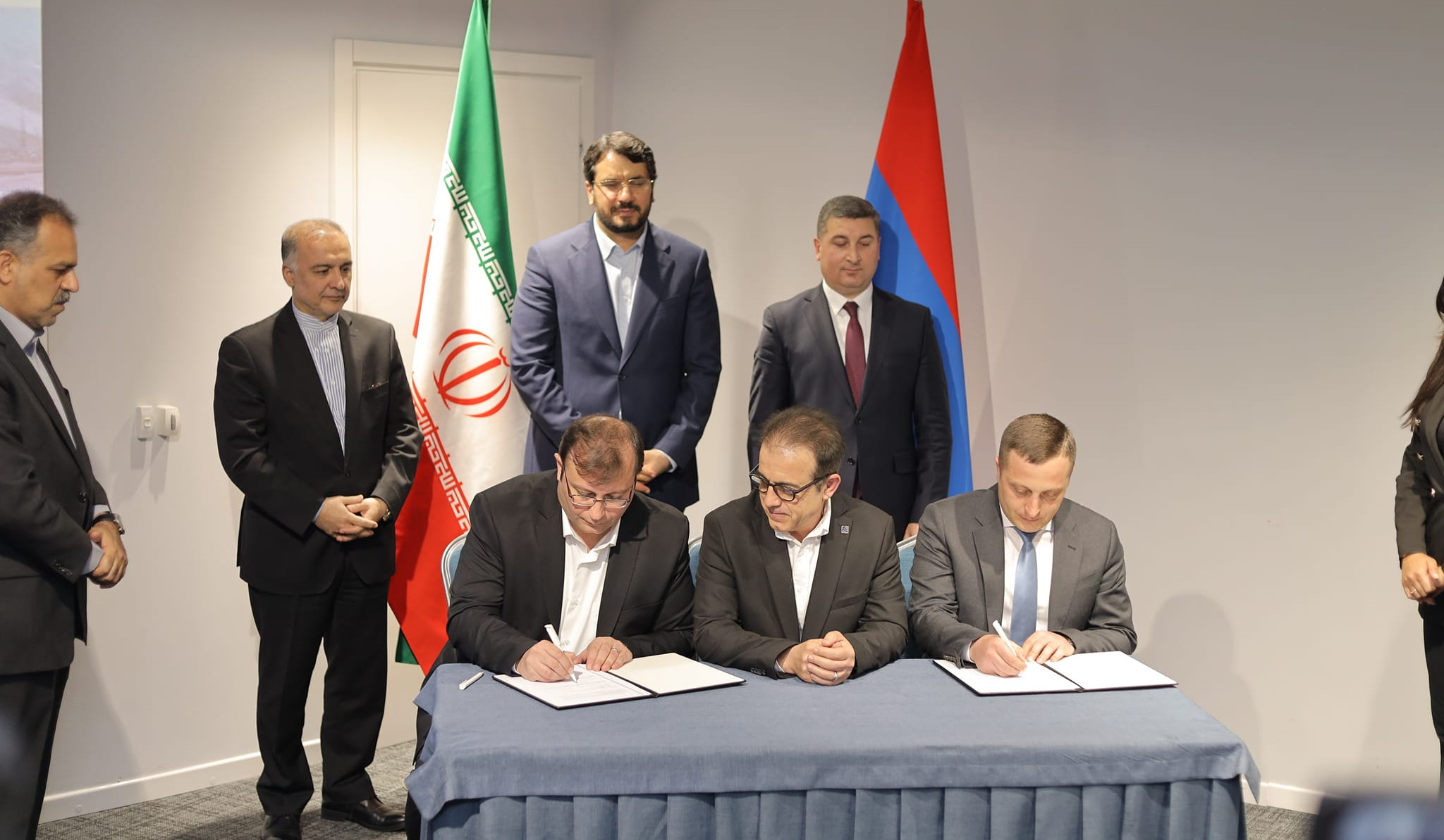 Armenia and Iran sign agreement on construction of 32 km roads for North-South transport corridor project