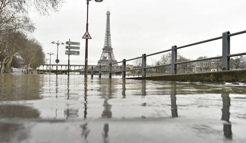 Highest flood alert in Paris