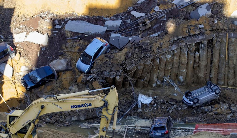 Massive sinkhole on a Rome street