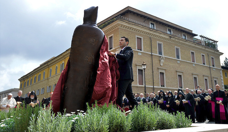 Italian media on unveiling Narek statue