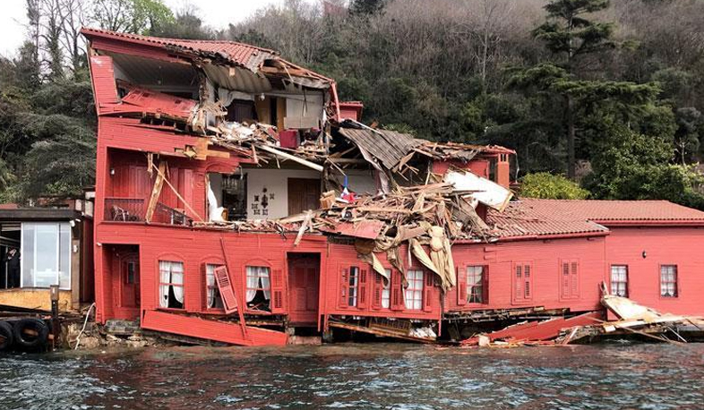 Tanker crashes into mansion in Bosporus