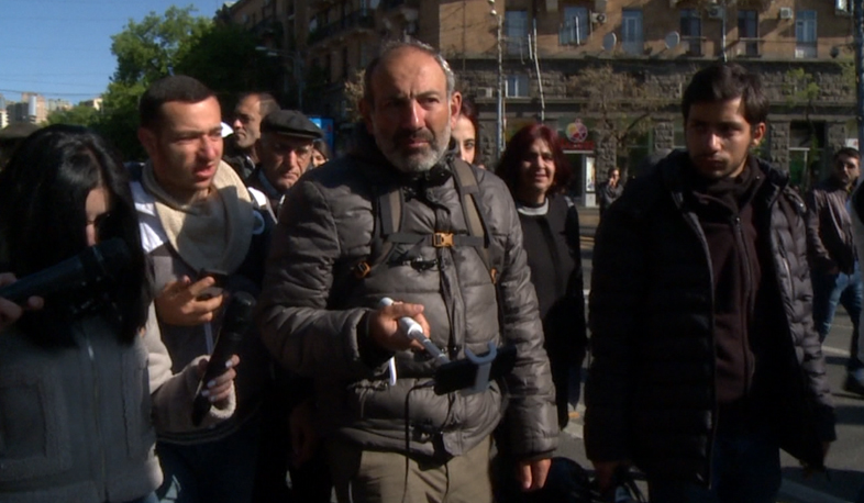 Protesters paralyze traffic in Yerevan center