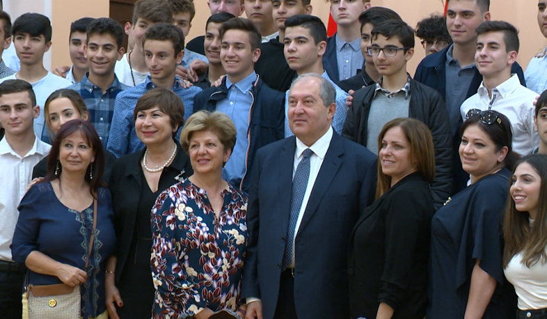 President receives Manoogian-Demirdjian School Students