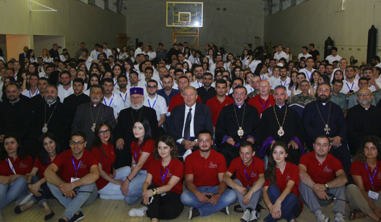 President meets Pan-Armenian Youth Gathering participants