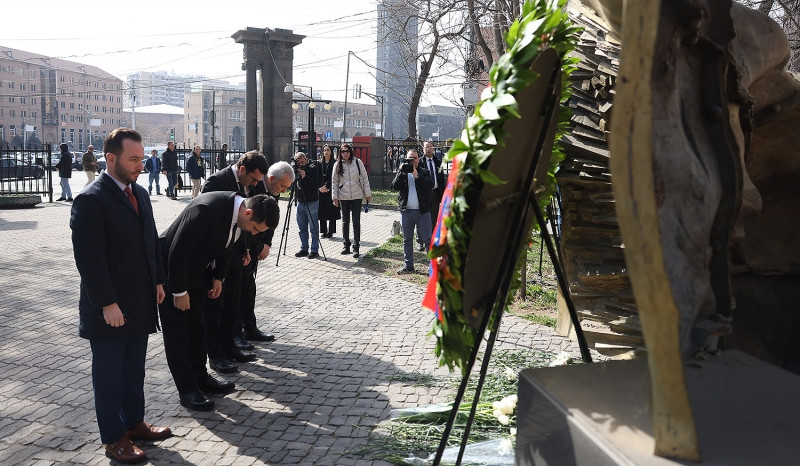 Alen Simonyan and members of Civil Contract Faction pay tribute to memory of March 1 victims