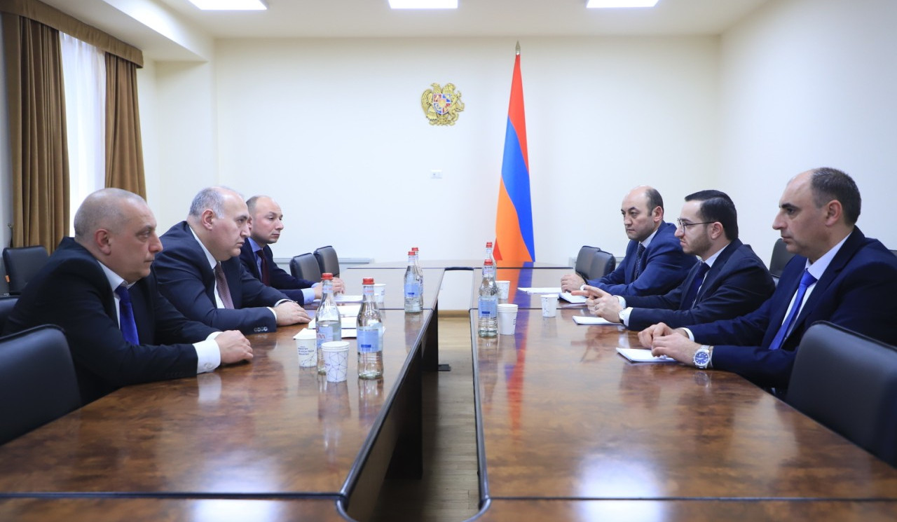 ԲՏԱ նախարարն ու ՀԾԿՀ նախագահը քննարկել են էլեկտրոնային հաղորդակցության ոլորտի զարգացումն ապահովող ռազմավարություններին առնչվող հարցեր