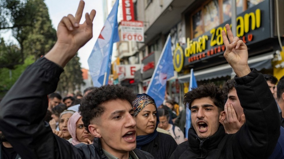 Riots erupt after mayoral vote in Turkey