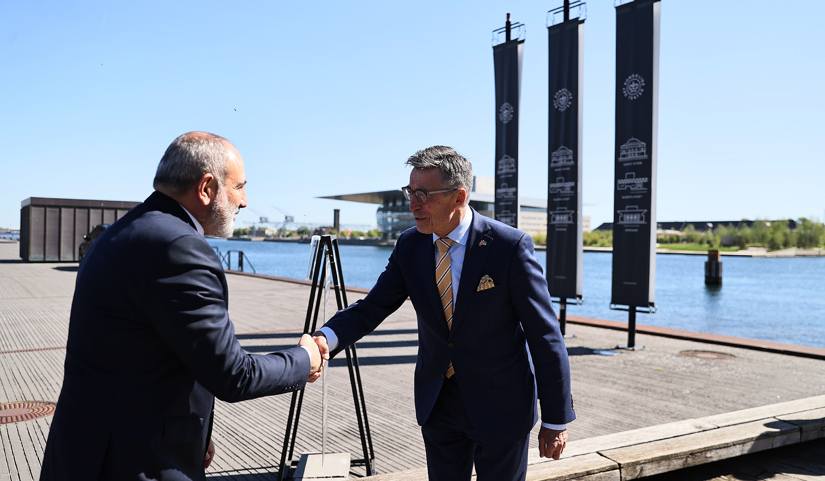 Nikol Pashinyan meets with Anders Fogh Rasmussen