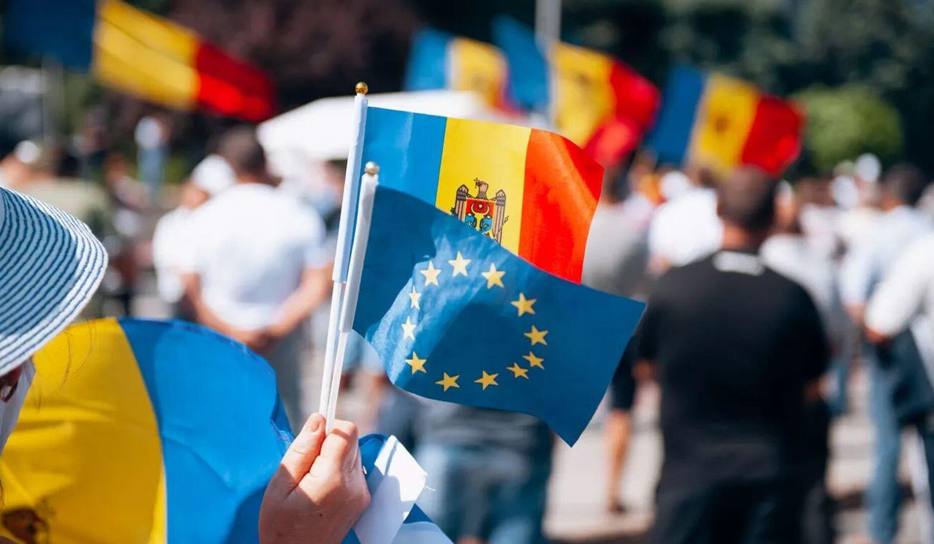 Moldovan parliament votes to hold EU referendum, presidential election on Oct. 20