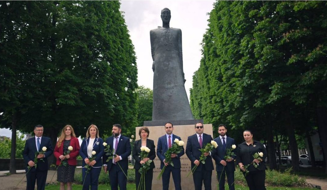 Երևանյան պատվիրակությունը Փարիզում այցելել է Հայաստանի էսպլանադ, ծաղիկներ խոնարհել Կոմիտաս վարդապետի հուշարձանին