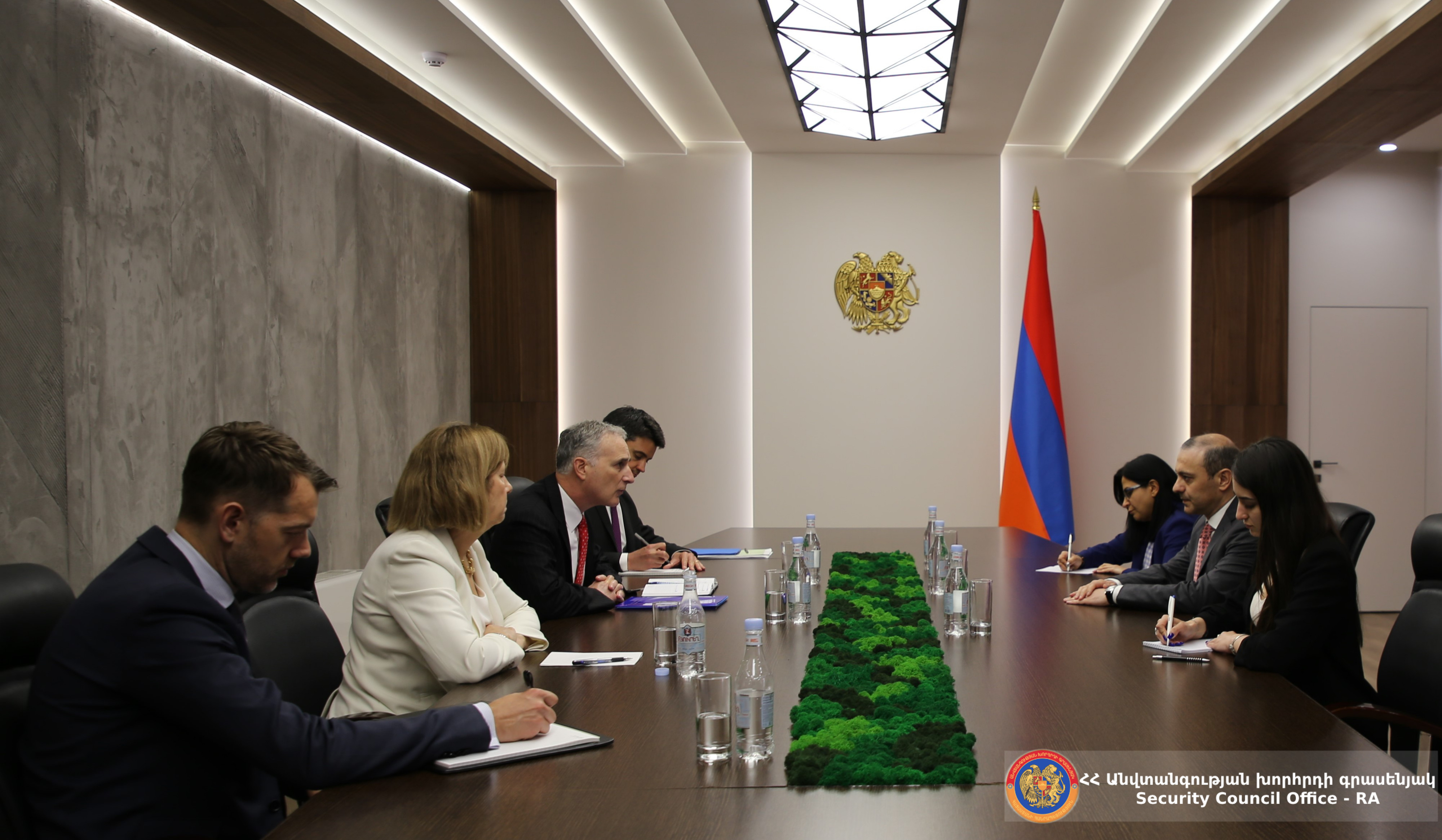 ՀՀ ԱԽ քարտուղարն ու Լուիս Բոնոն քննարկել են Հայաստան-Ադրբեջան հարաբերությունների կարգավորման գործընթացը