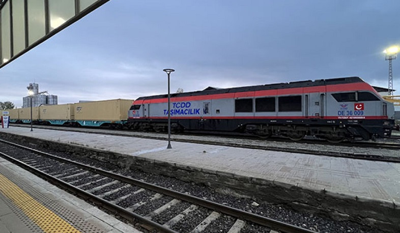 Первый грузовой поезд  прибыл в Турцию по модернизированной железнодорожной линии Баку-Тбилиси-Карс