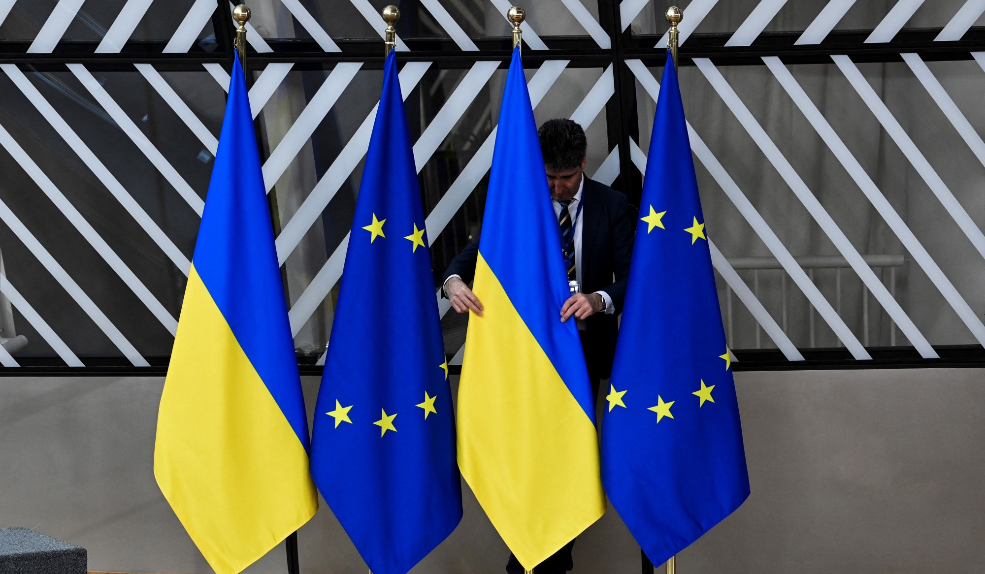European Commission plans to open talks on Ukraine's EU membership this month: FT