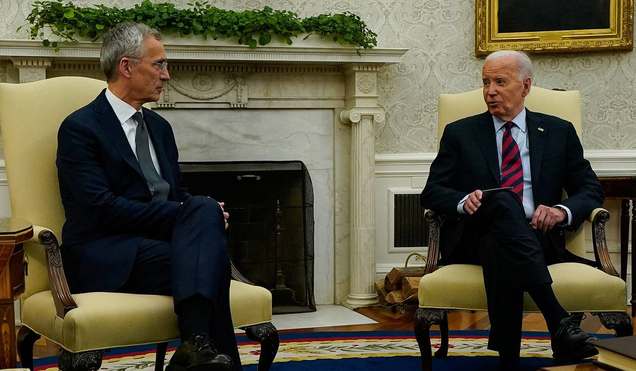 Biden, Stoltenberg discuss further NATO support to Ukraine