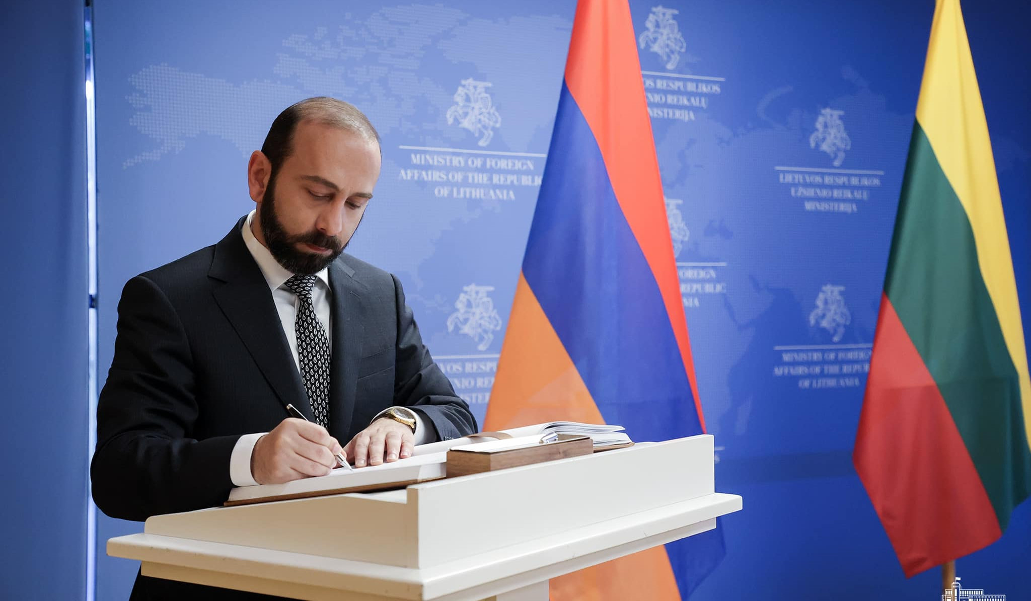 Ararat Mirzoyan makes a note in the guest book of the Lithuanian Foreign Ministry