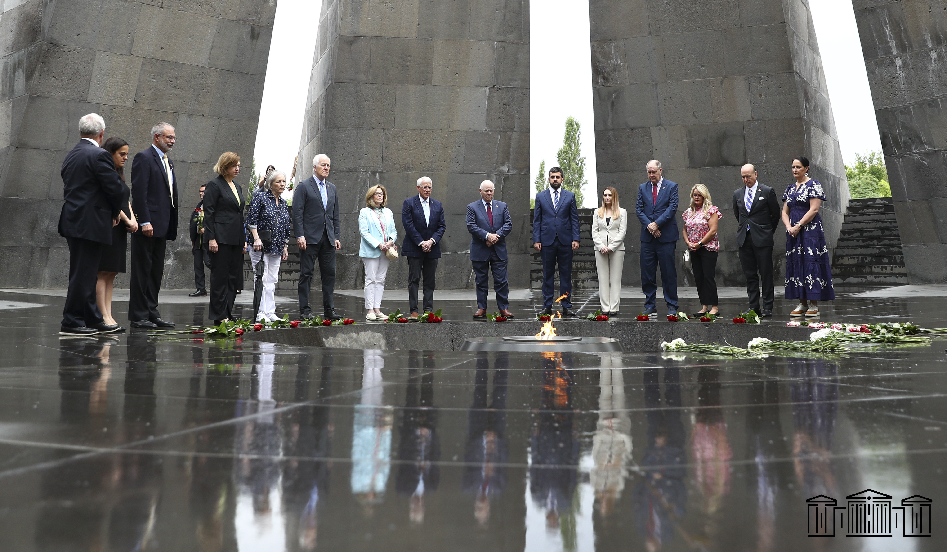 Senator Vikerin rəhbərlik etdiyi nümayəndə heyəti Tsitsernakaberd memorialını ziyarət edib