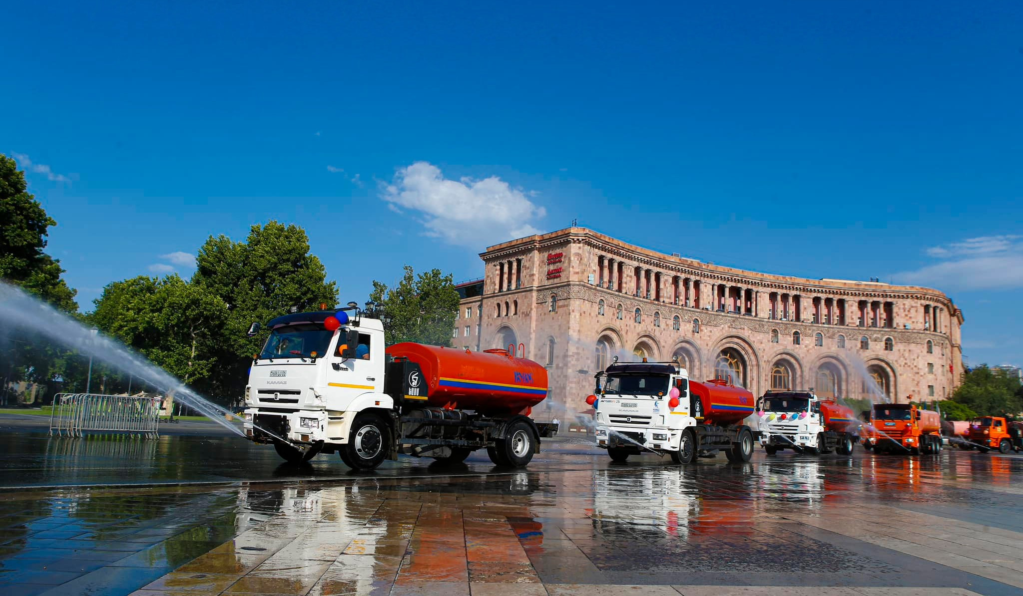 Այսօր Վարդավառ է. ԵԱՍՄ հիմնարկի ջրցան մեքենաները կշրջեն Երևանի վարչական շրջաններում